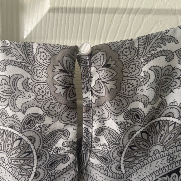 Sleeveless, dressy, black and white print blouse. Small - Picture 3 of 3